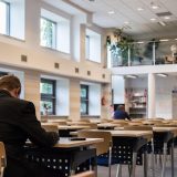 図書館で勉強するサラリーマン