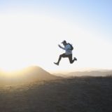 ストレスから解放されてジャンプする男性