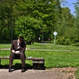 公園で後悔するサラリーマン