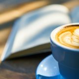 コーヒーを飲み読書しながら情報収集をする