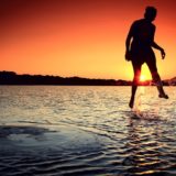 つらい経験を吹き飛ばそうとする人