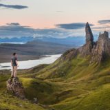 大自然の中で決断をする男性