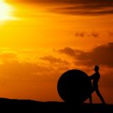 努力して頑張り続ける人と夕焼け