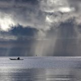 不安げに海に佇む1隻の小舟