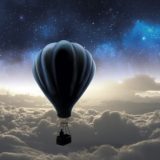 雲から抜け出して絶景にたどり着いた気球