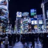 渋谷のスクランブル交差点で信号待ちをするサラリーマンや人々