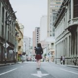 諦めず進もうとする女性