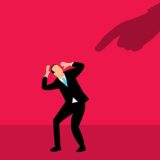 上司から注意されるサラリーマン