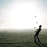 ジャグリングをする人