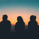 モチベーションが上がらない人たちの後ろ姿と夕焼け