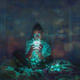 ベッドの上で自分を変えようとする女性