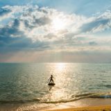 海で人生を楽しむ少年