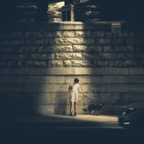 犬を散歩する人